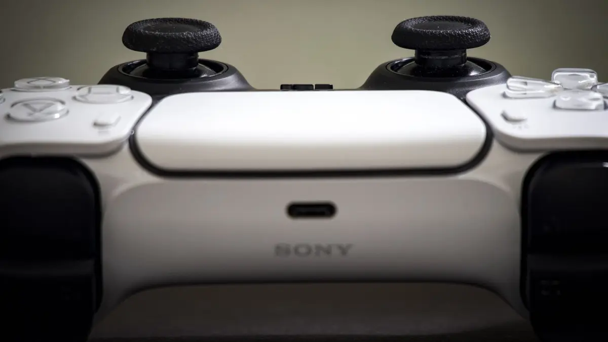 Gros plan sur une manette DualSense blanche pour configurer l'émulateur PS5 sur PC
