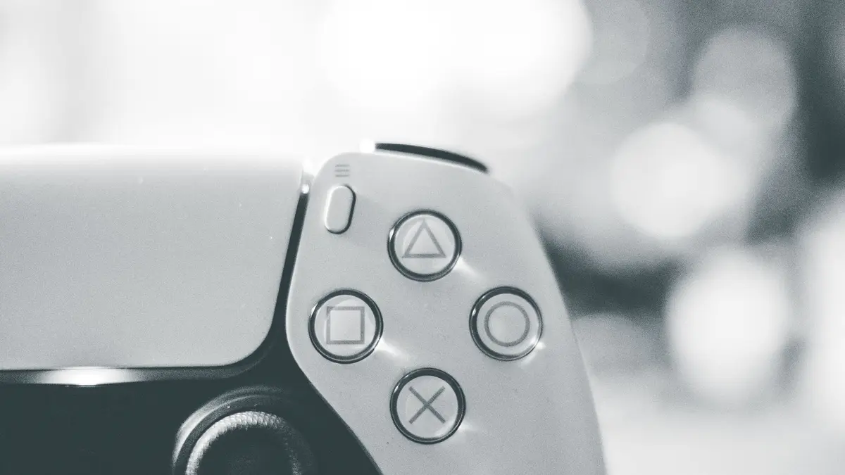 Manette DualSense blanche en gros plan : le virage open source de l'émulation PS5